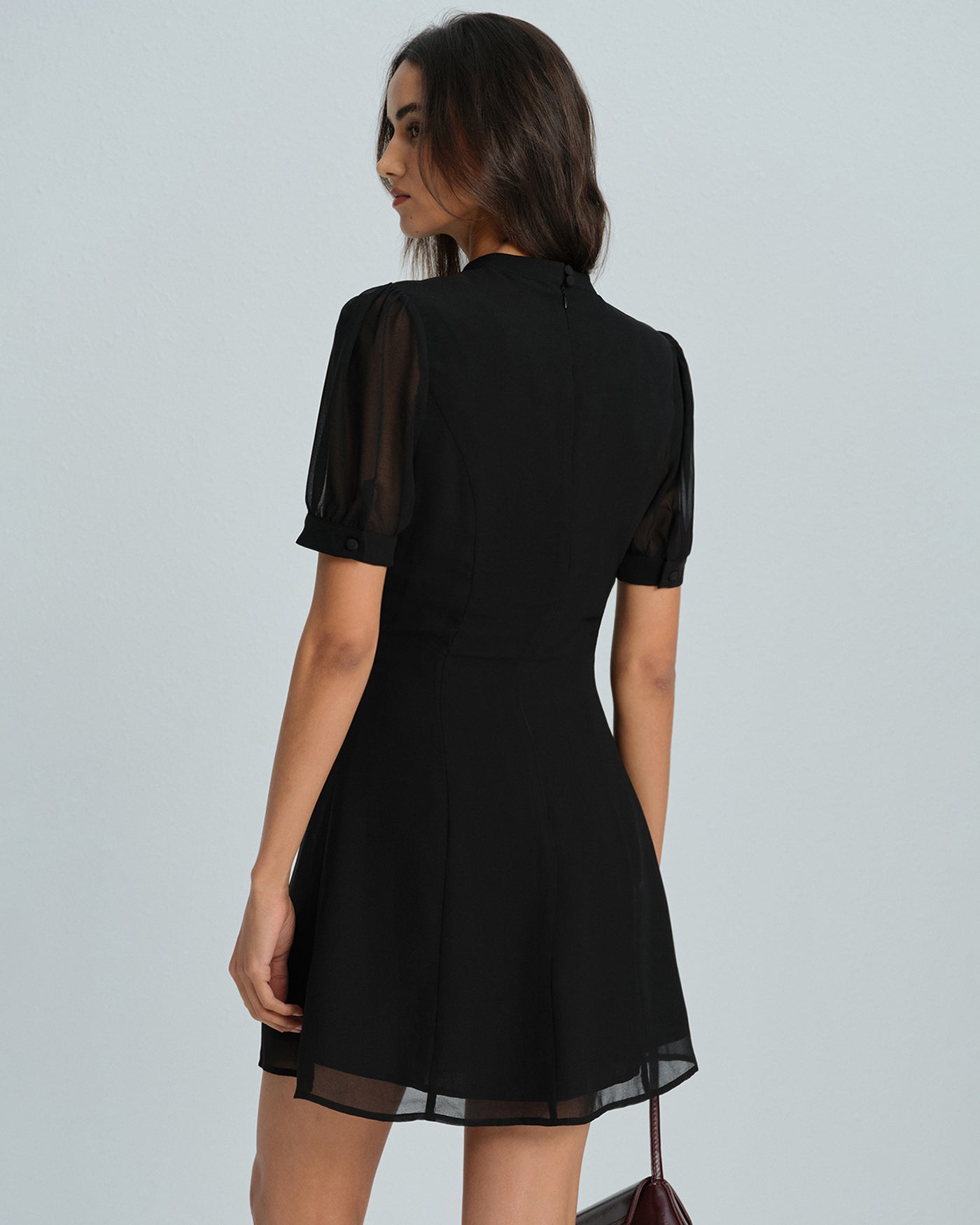 Minivestido preto com gola alta