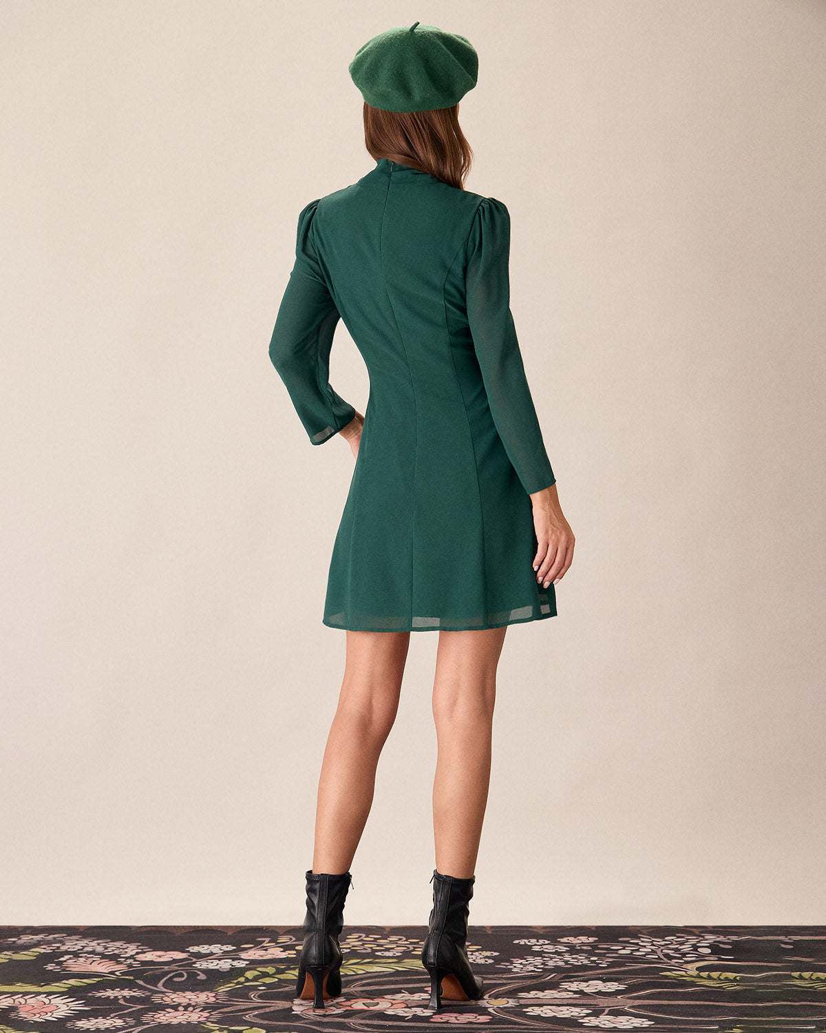 Vestido mini verde semitransparente com laço no pescoço
