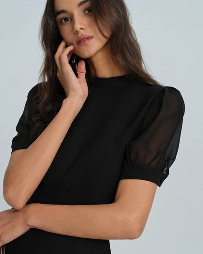 Minivestido preto com gola alta