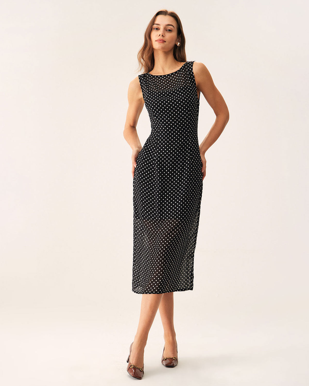Vestido midi preto com estampa de poá e decote canoa