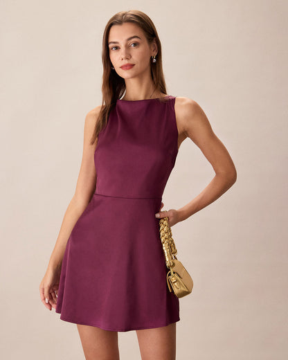 Vestido curto roxo sem mangas com decote canoa