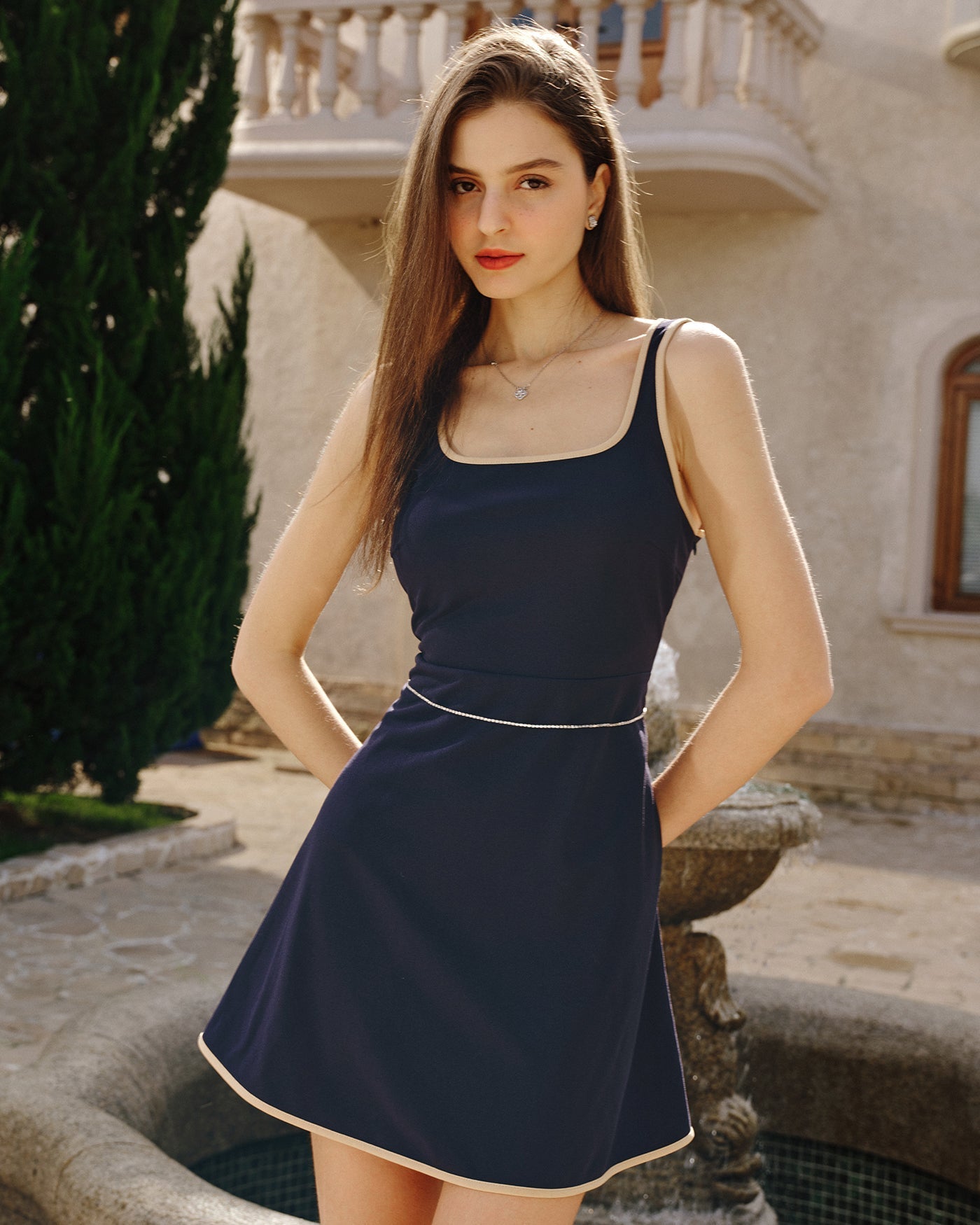 Vestido curto azul sem mangas com detalhe contrastante