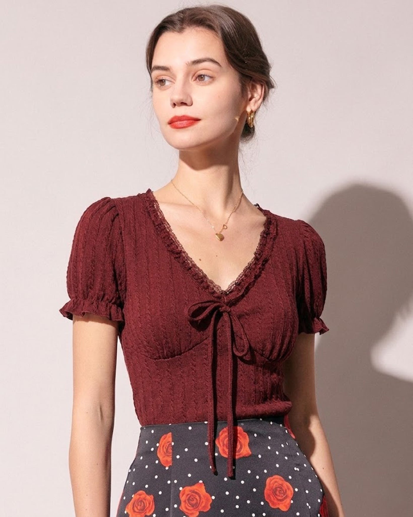 Camiseta texturizada com decote em V — Vinho