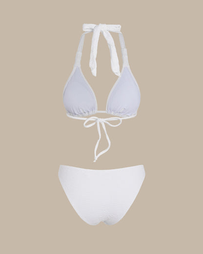 Conjunto de biquíni branco texturizado com top cortininha triangular de amarração no pescoço