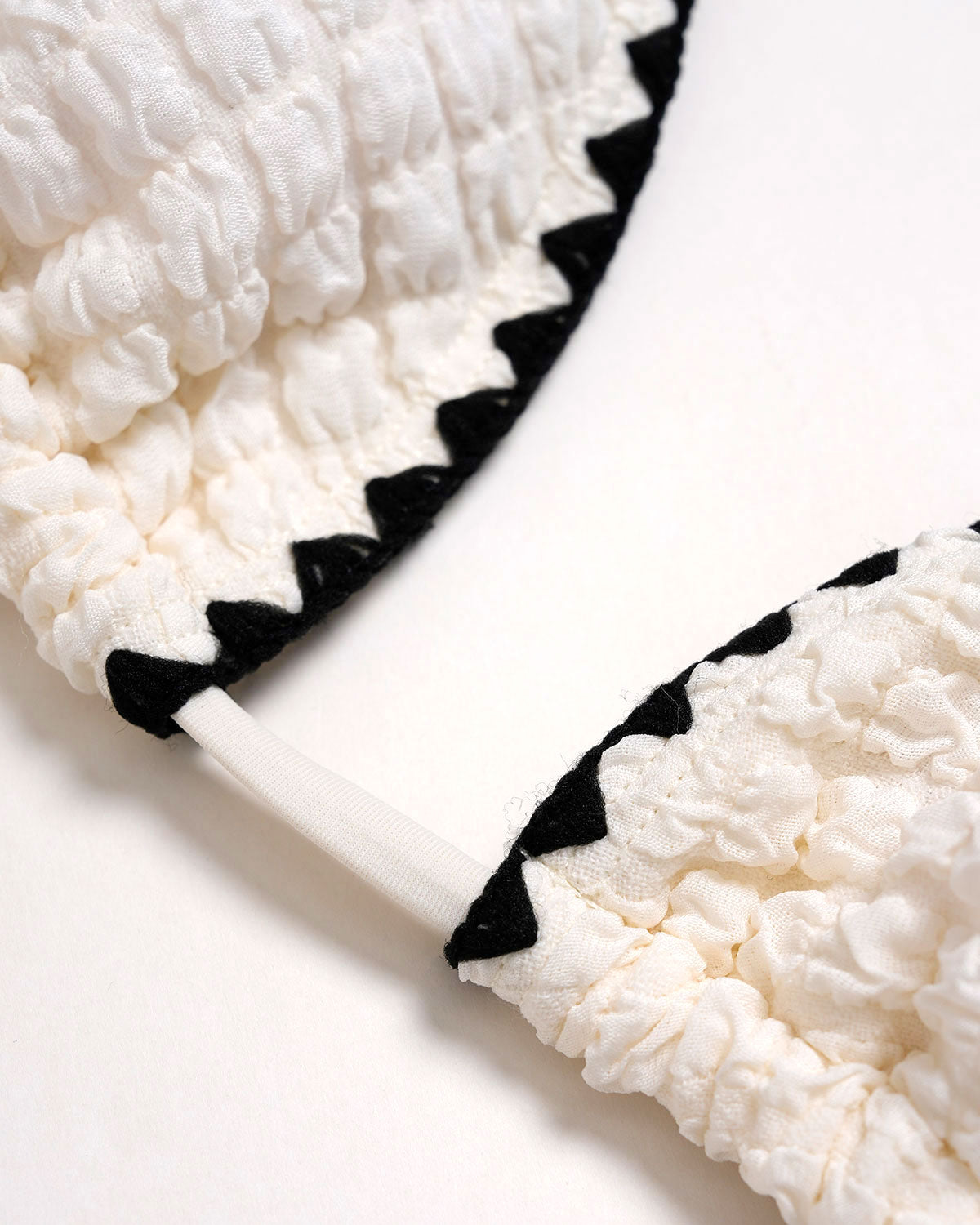 Conjunto de biquíni cortininha branco com detalhe contrastante