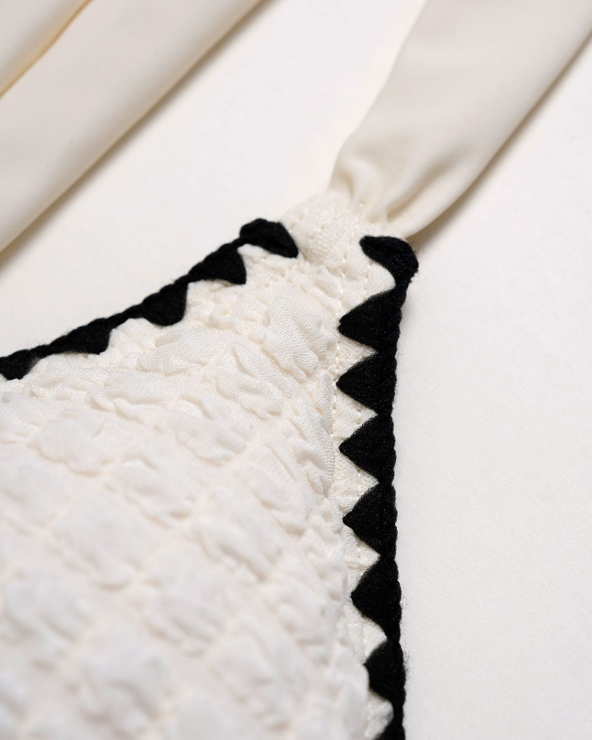 Conjunto de biquíni cortininha branco com detalhe contrastante