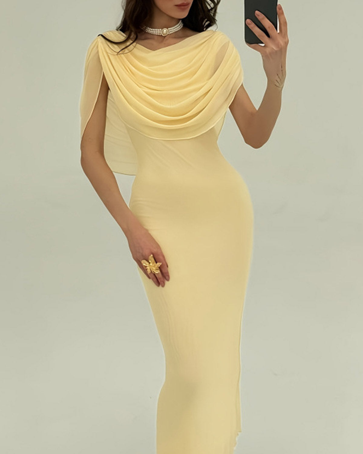 Vestido longo amarelo com decote drapeado e sem mangas