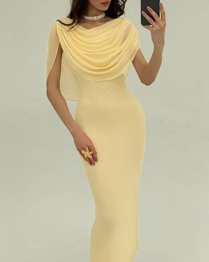 Vestido longo amarelo com decote drapeado e sem mangas