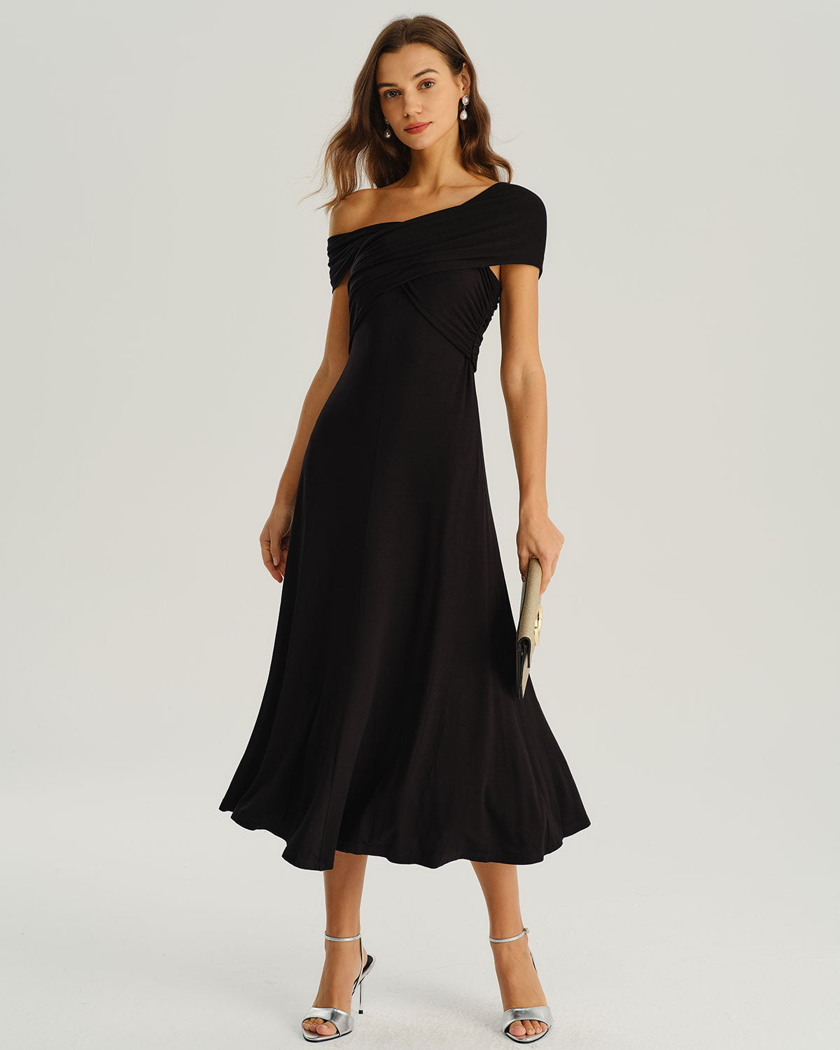 Vestido midi preto com um ombro só e corte evasê