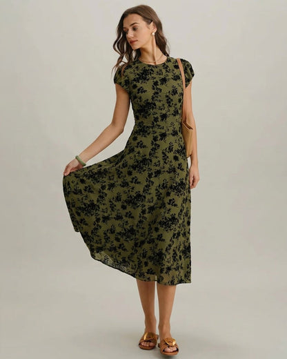 Vestido midi floral verde evasê com mangas tipo capa