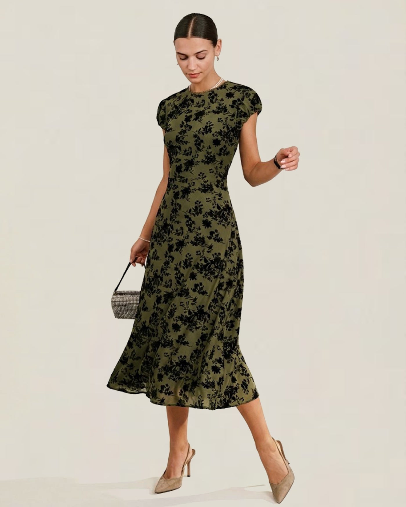 Vestido midi floral verde evasê com mangas tipo capa