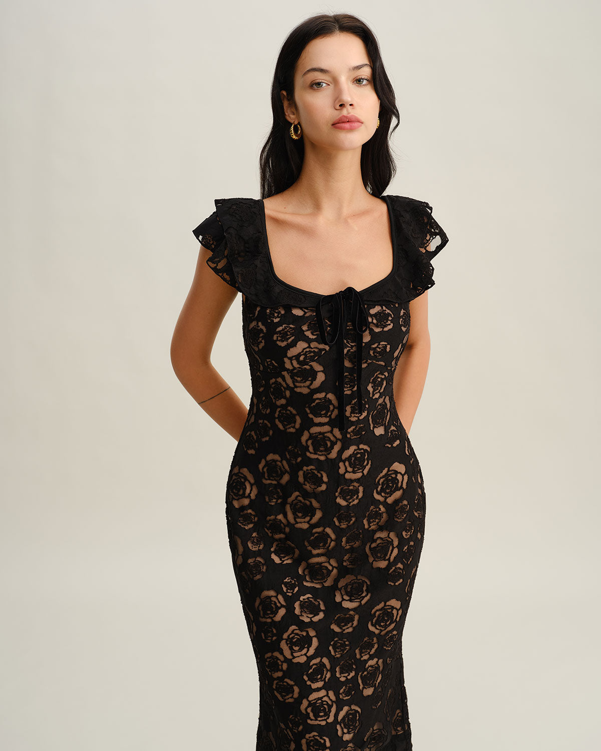 Vestido midi sereia texturizado com babados — Preto