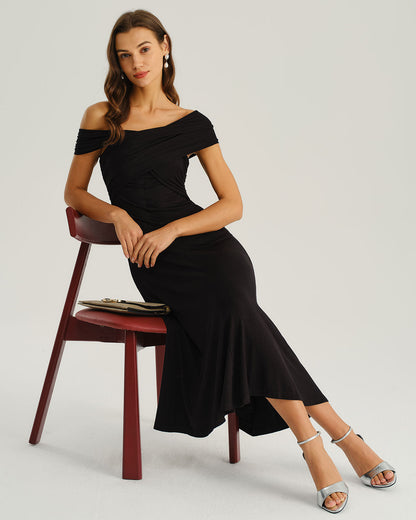 Vestido midi preto com um ombro só e corte evasê