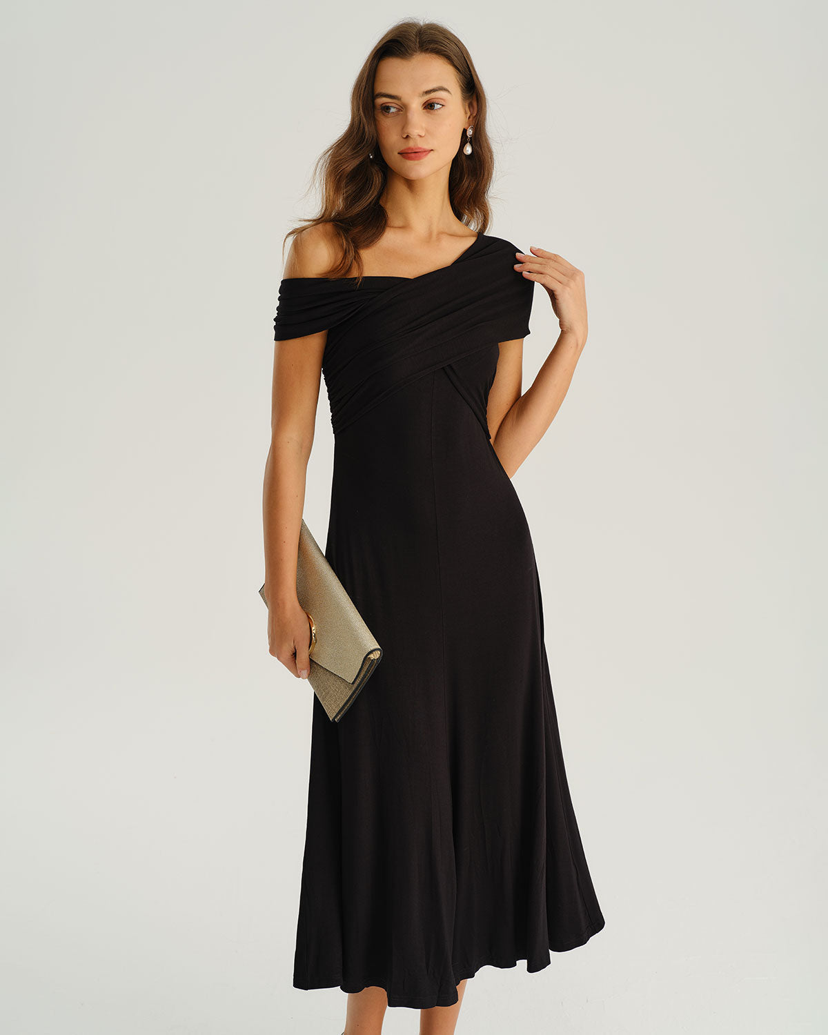 Vestido midi preto com um ombro só e corte evasê