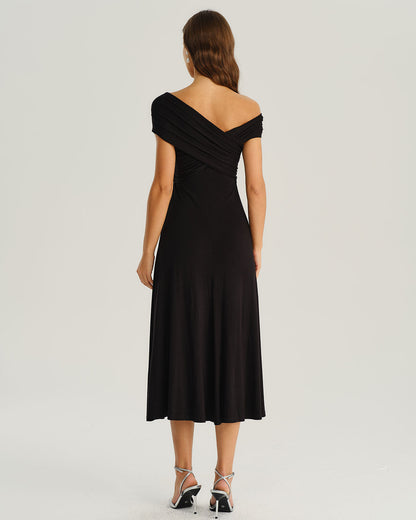 Vestido midi preto com um ombro só e corte evasê