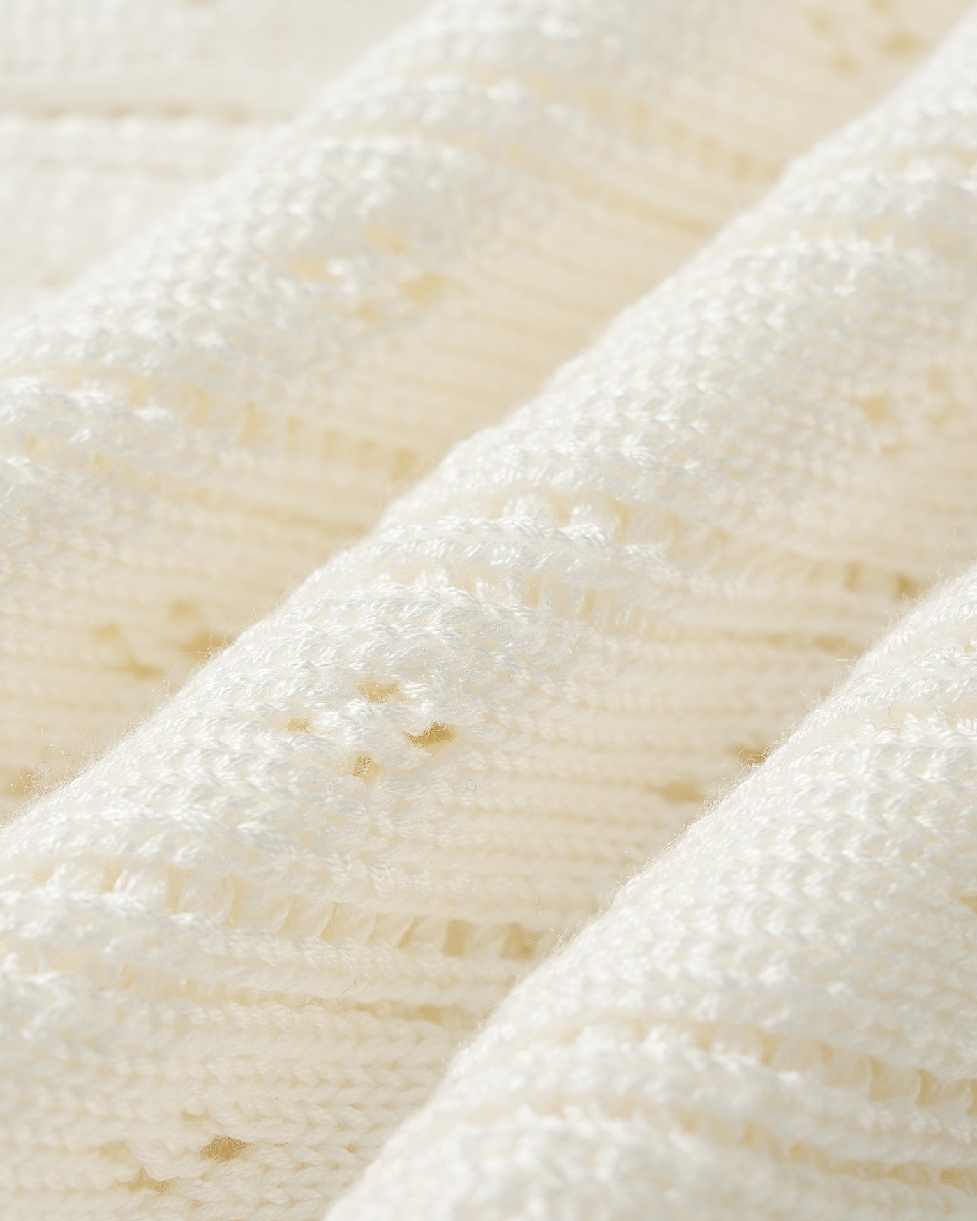Cardigan de tricô branco com abotoamento simples