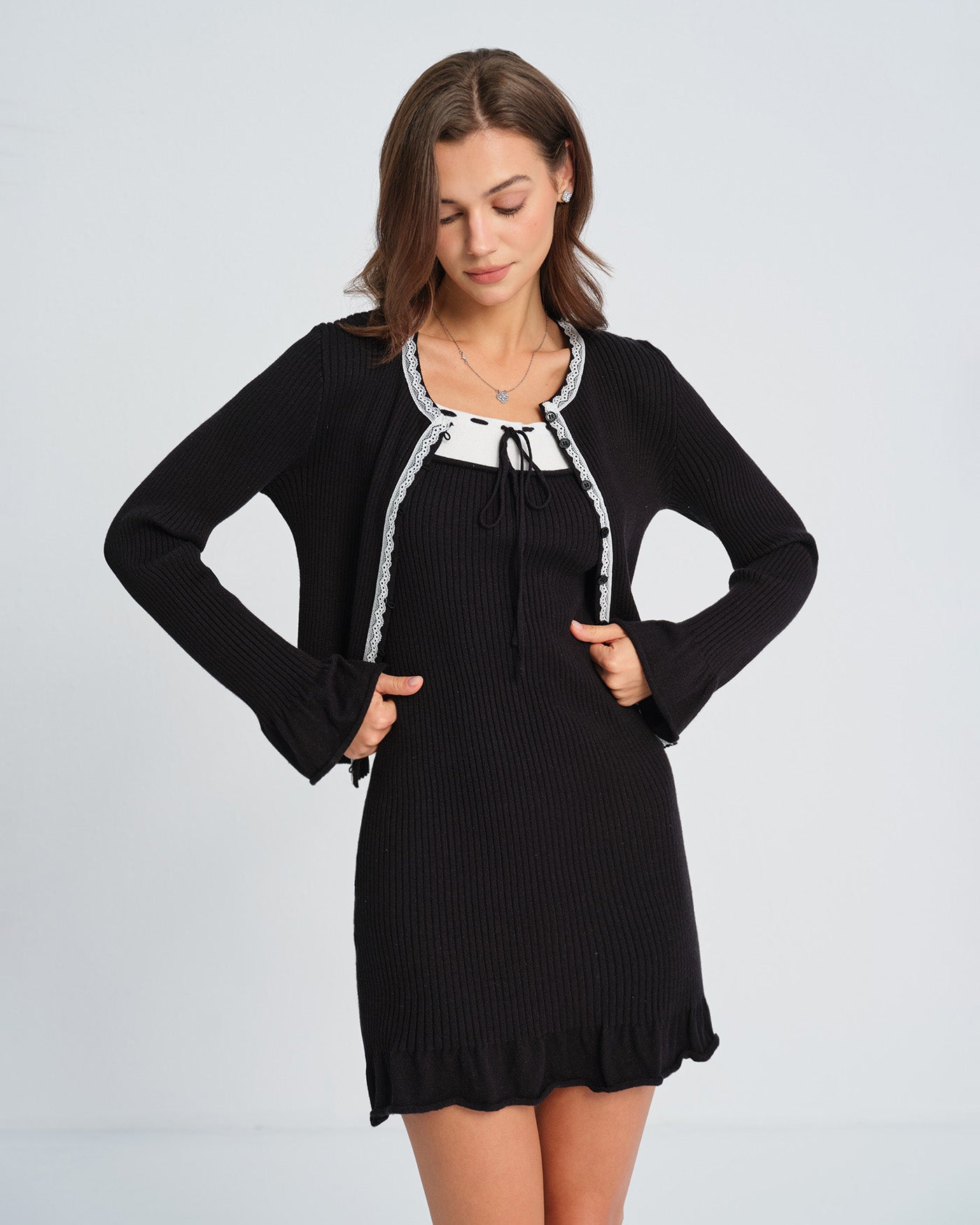 Vestido suéter preto com detalhes contrastantes
