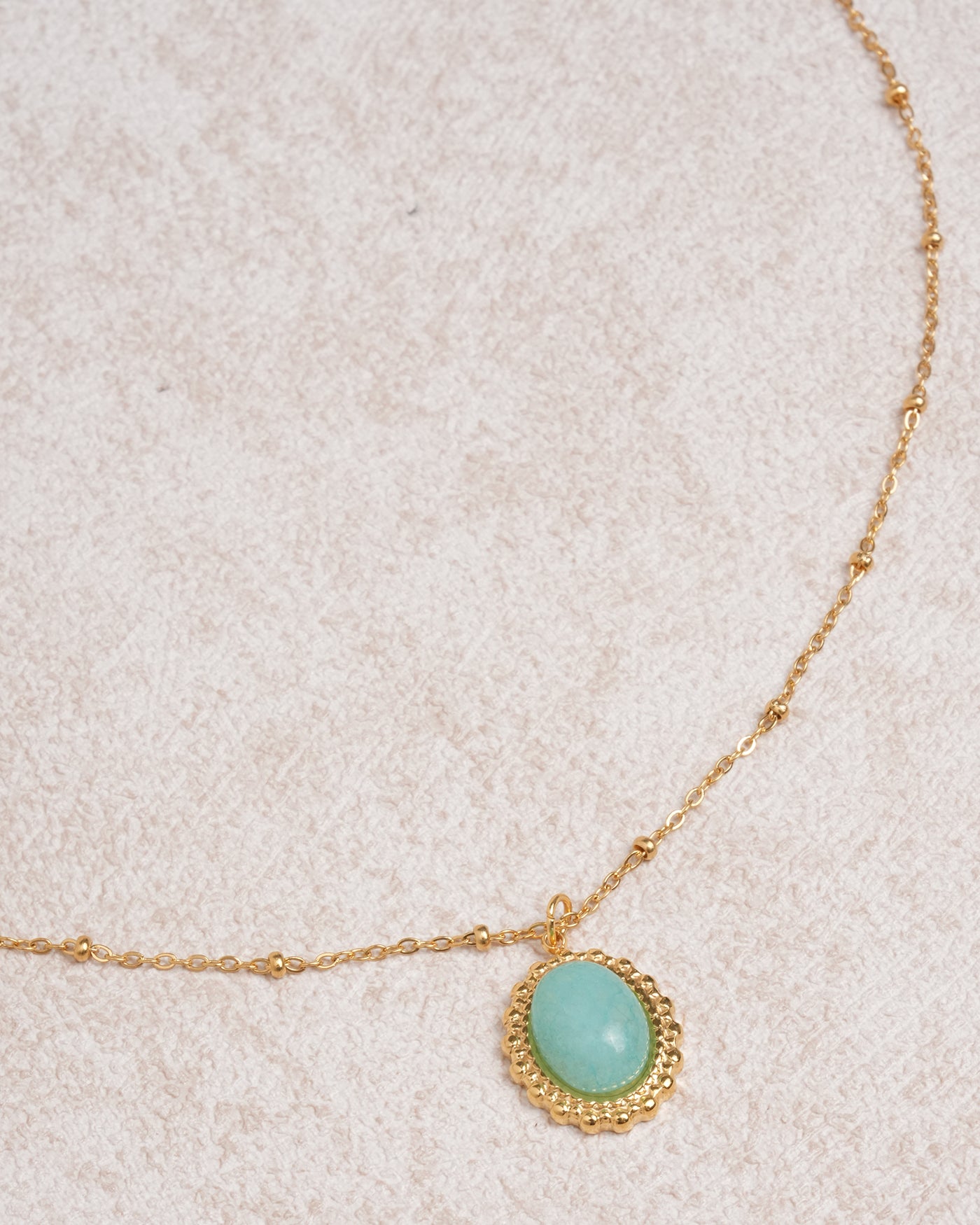 Colar com pingente em aço inoxidável dourado