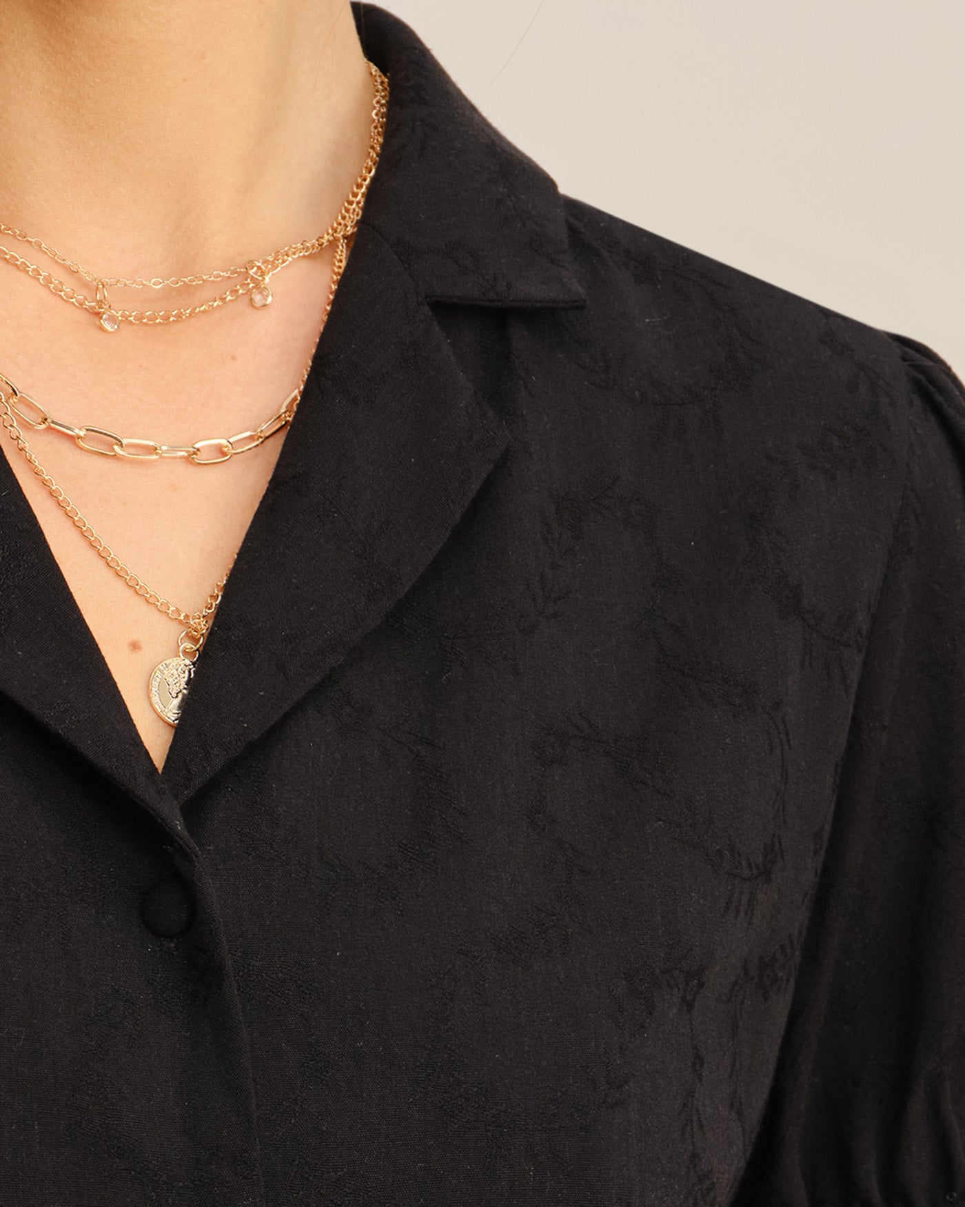 Blusa preta com gola bordada e botões
