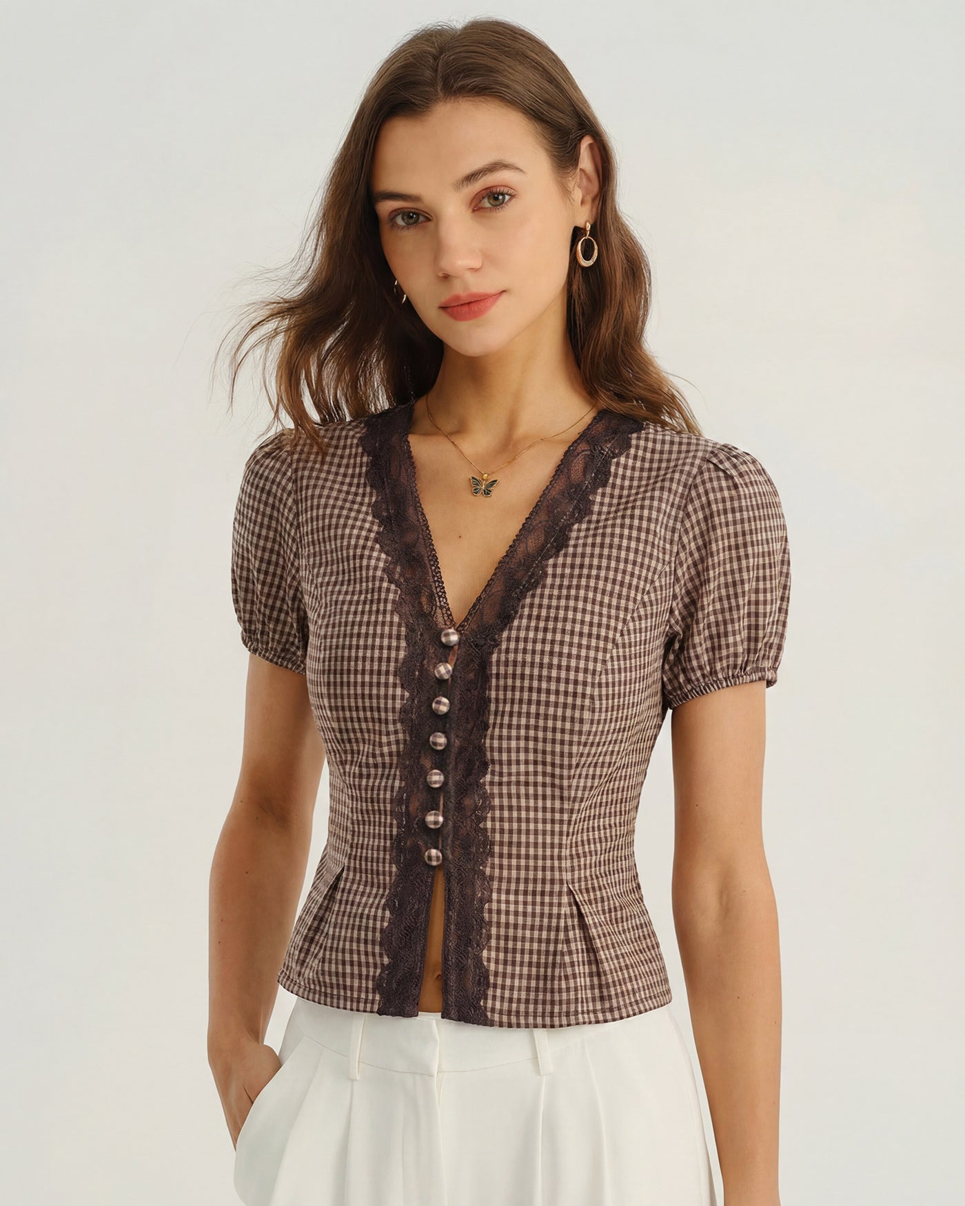 Blusa xadrez marrom com decote em V e mangas bufantes
