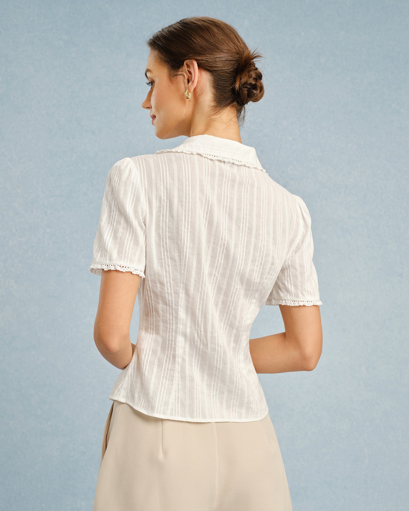 Blusa de Renda com Gola Branca e Botões