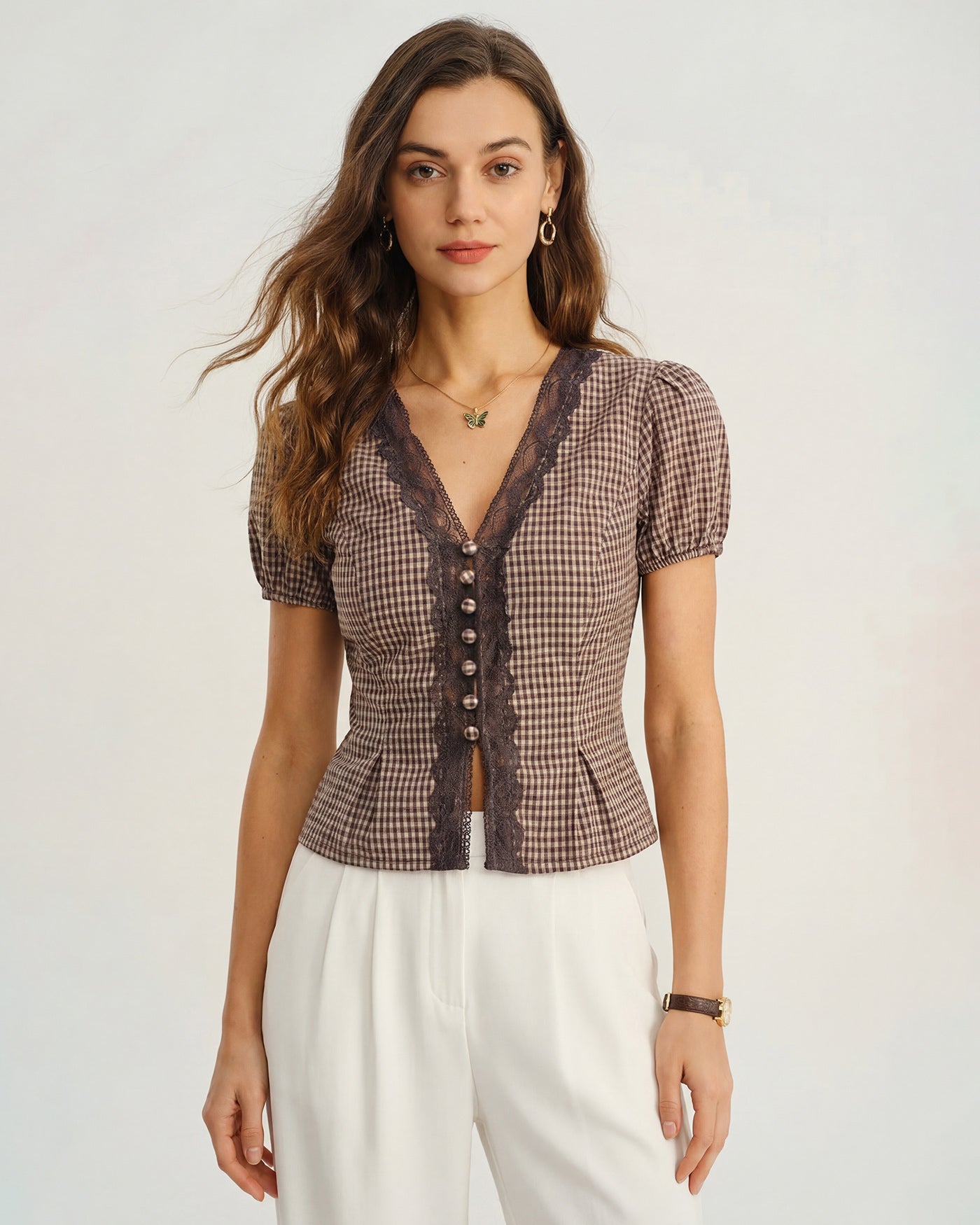 Blusa xadrez marrom com decote em V e mangas bufantes