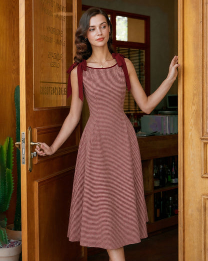Vestido midi evasê em xadrez vichy vermelho com alças de amarrar