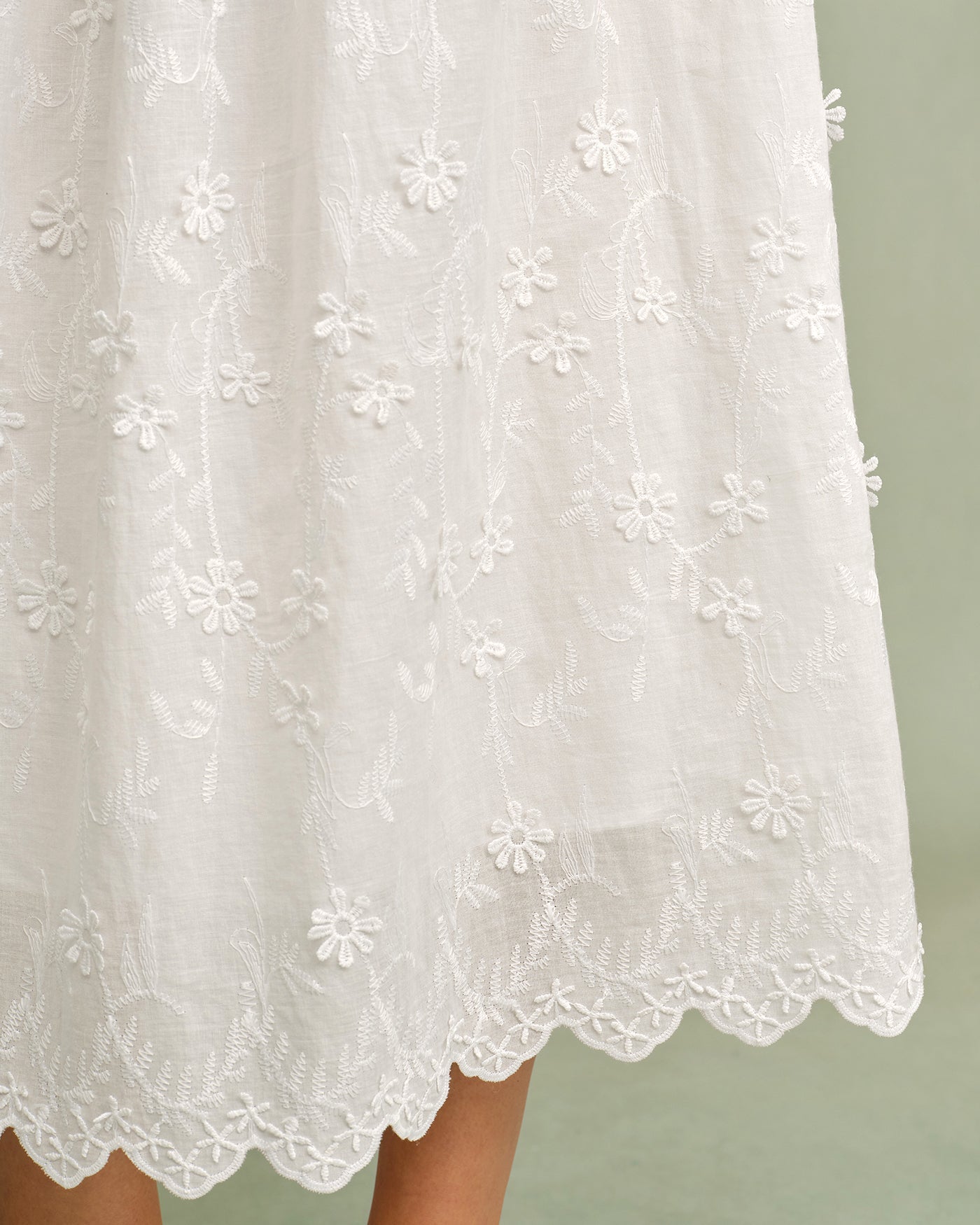 Vestido midi floral branco com decote redondo