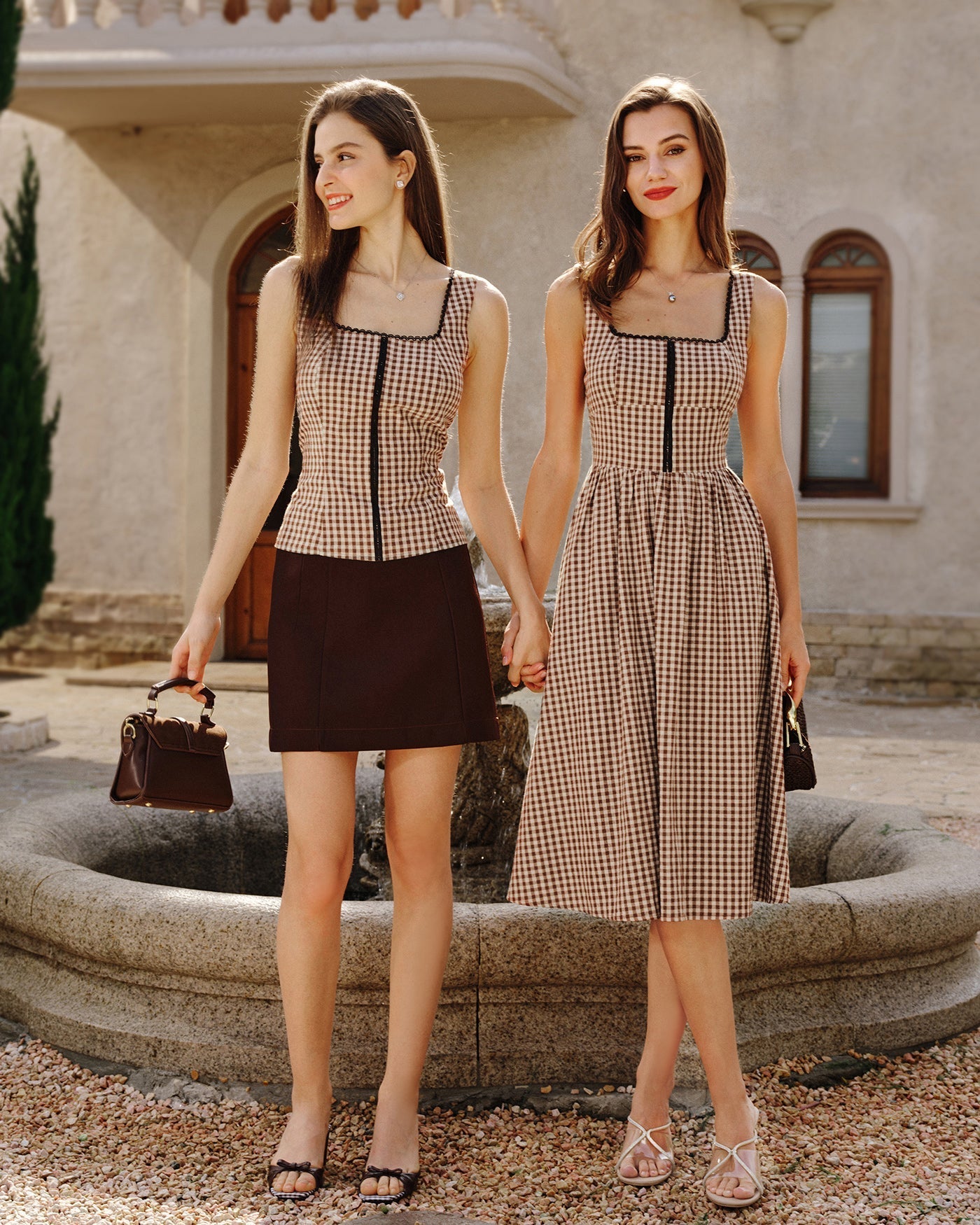 Vestido midi xadrez marrom sem mangas