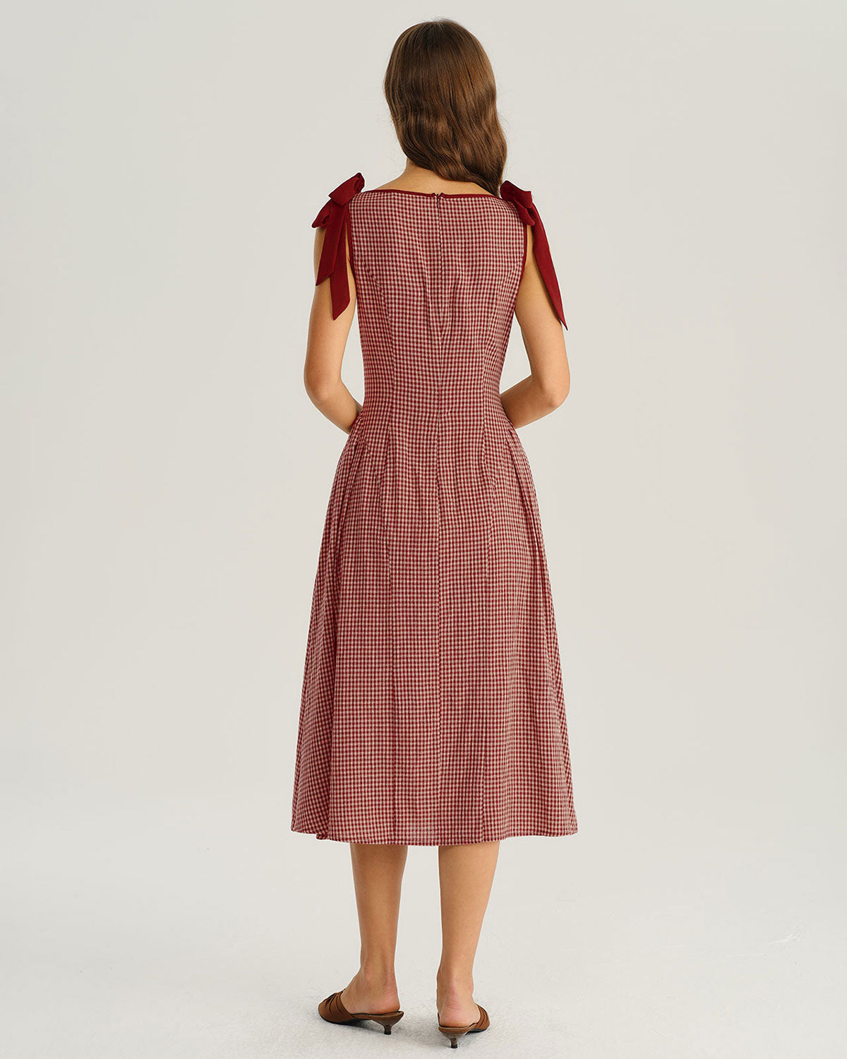 Vestido midi evasê em xadrez vichy vermelho com alças de amarrar