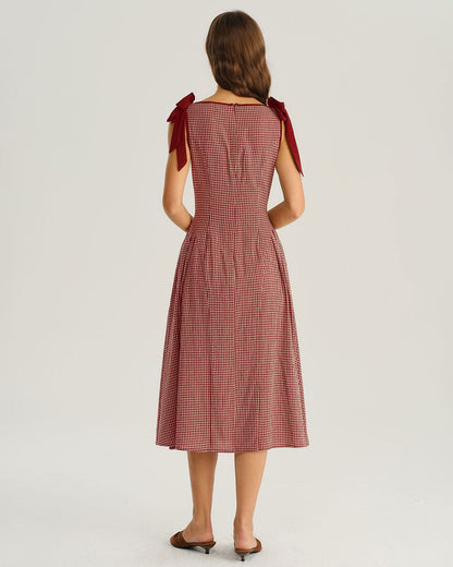 Vestido midi evasê em xadrez vichy vermelho com alças de amarrar