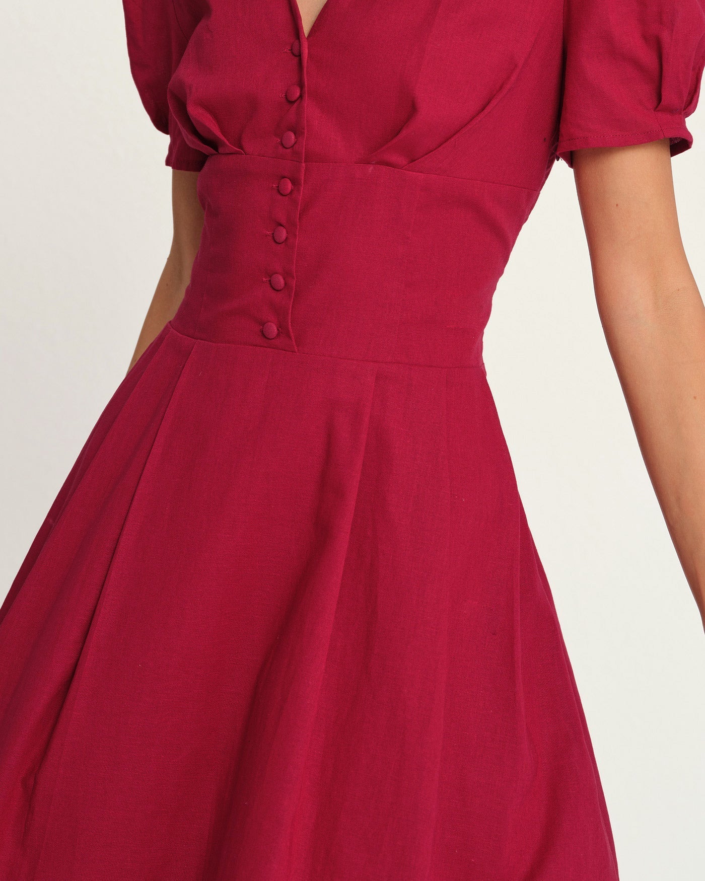 Vestido midi vermelho com decote em V