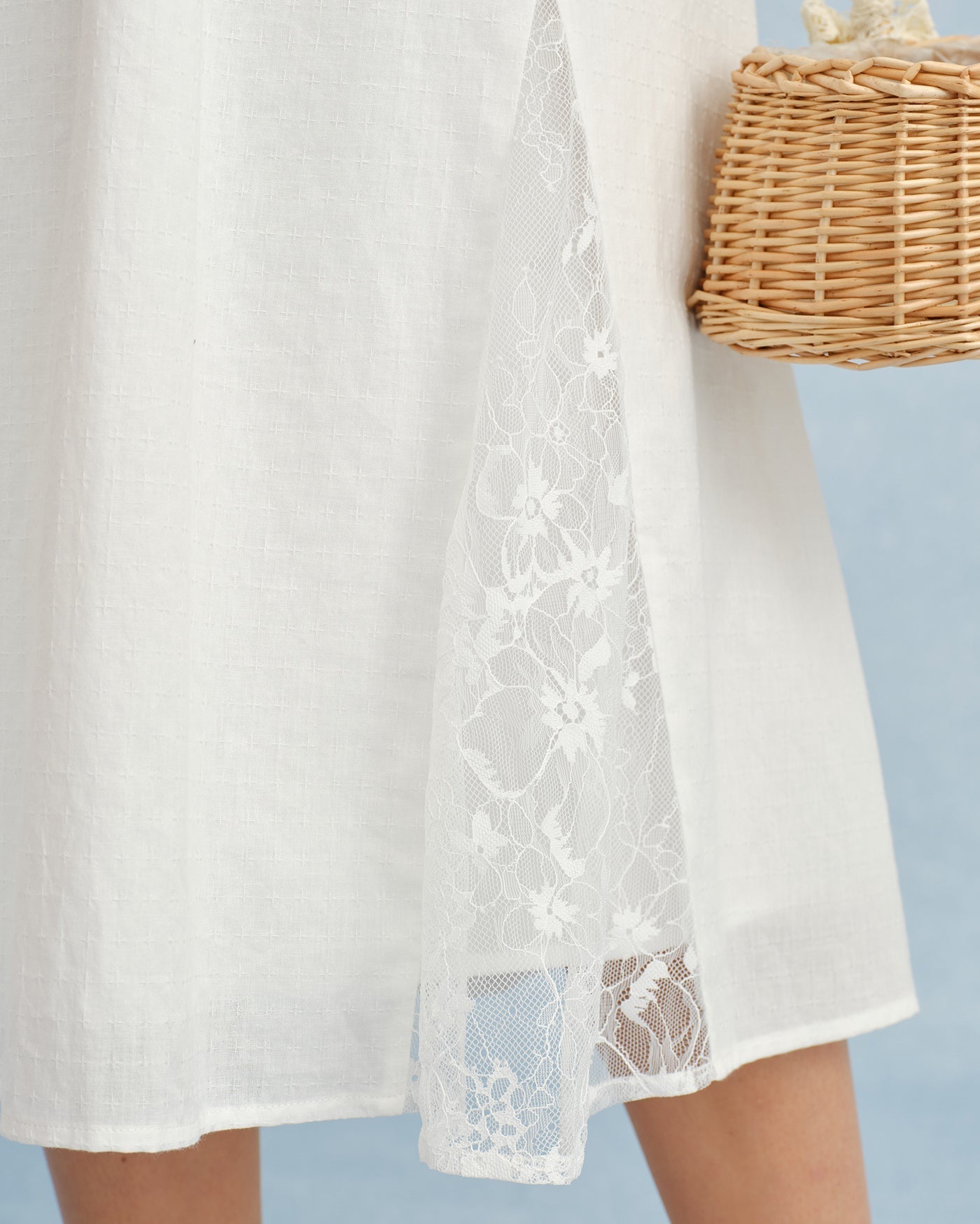 Vestido Midi Branco com Recortes em Renda e Franzidos