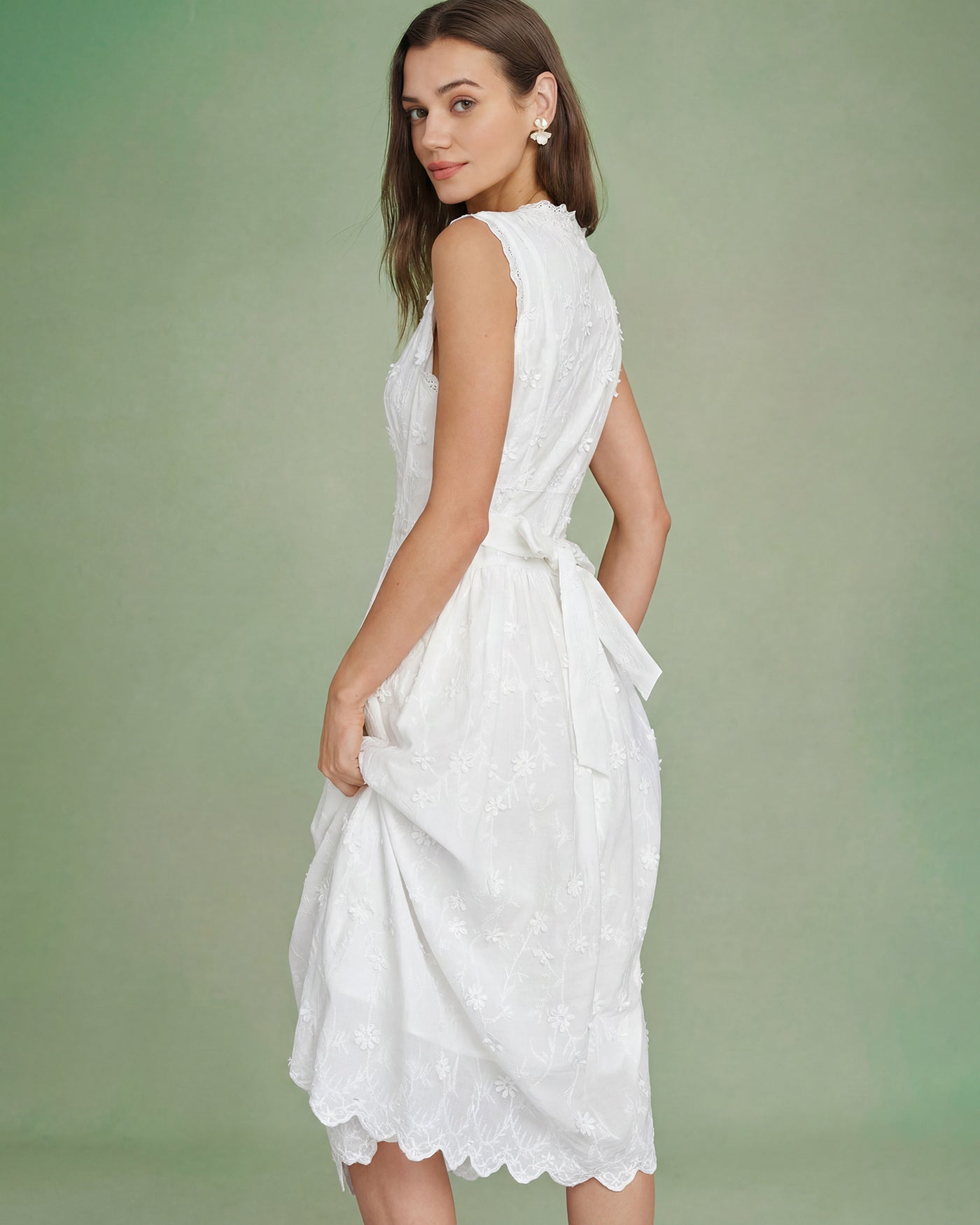 Vestido Midi Branco com Decote em V e Bordado