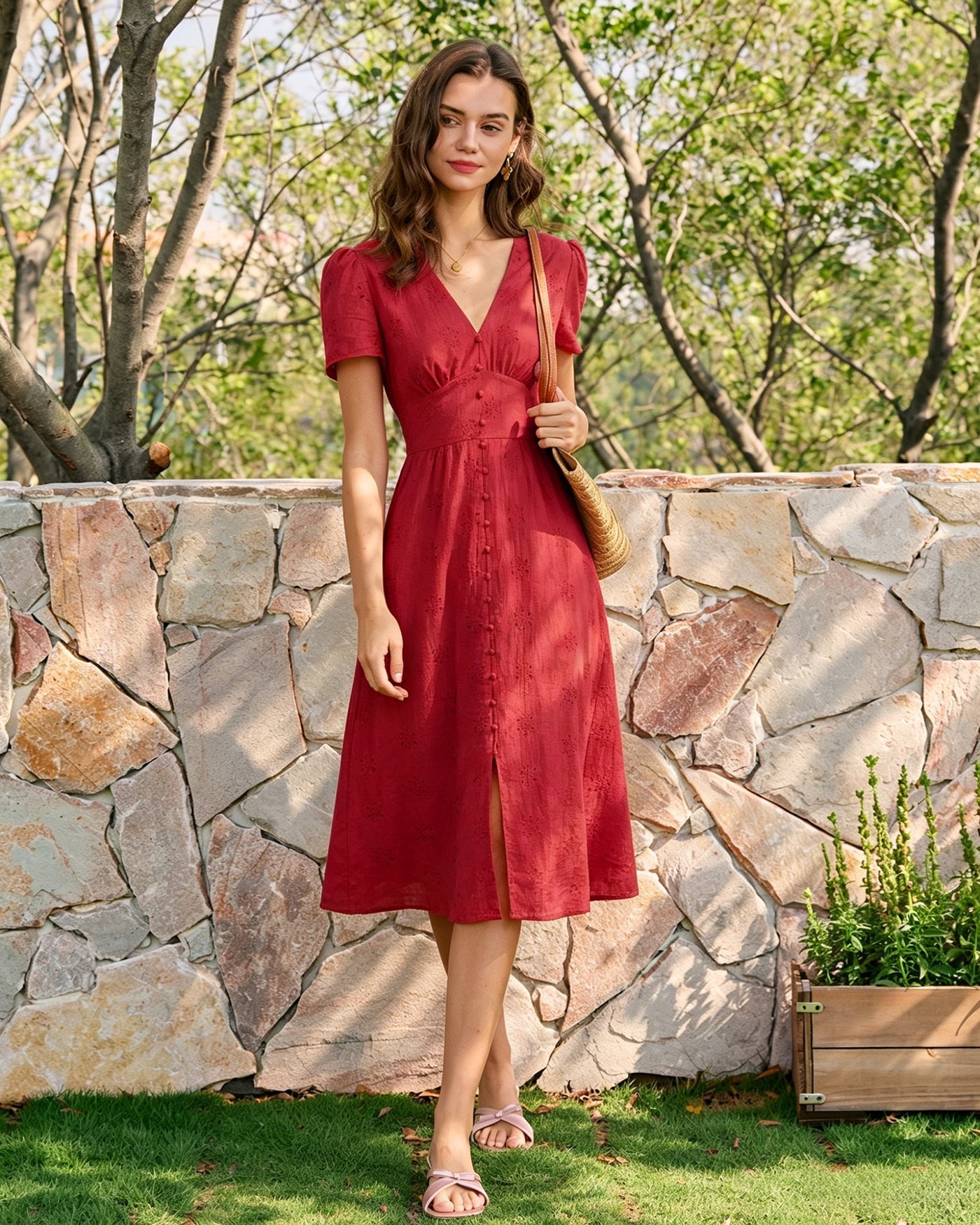 Vestido midi vermelho com bordado e decote em V