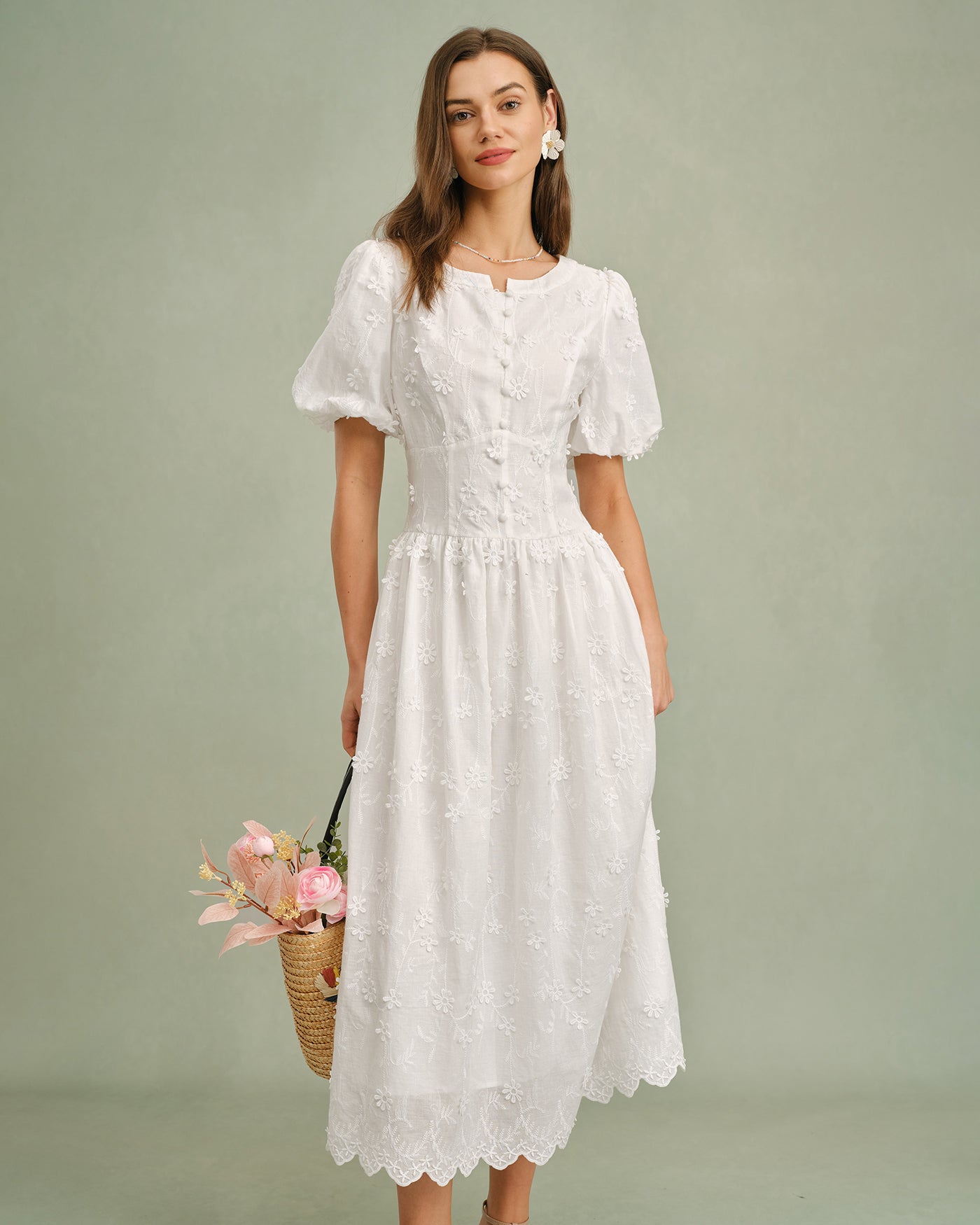 Vestido midi floral branco com decote redondo