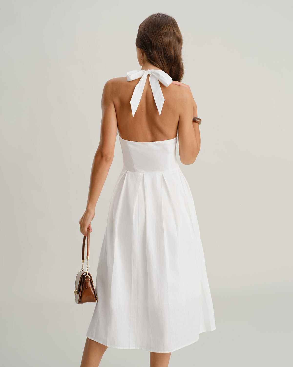 Vestido midi branco com gola halter, decote em V e sem mangas