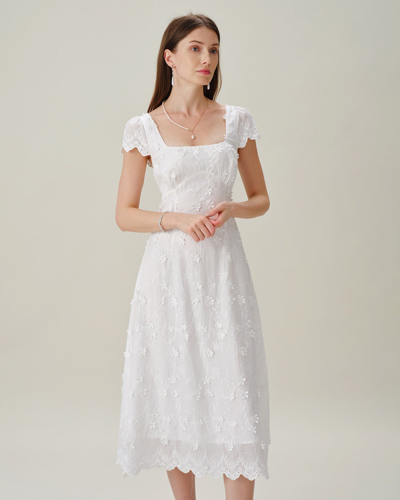 Vestido midi branco com decote quadrado e bordado