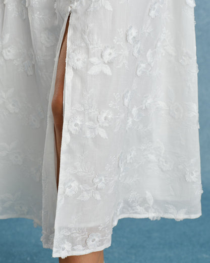 Vestido midi branco com mangas bufantes e bordados