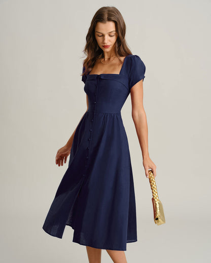 Vestido midi evasê marinho com decote quadrado e mangas curtas
