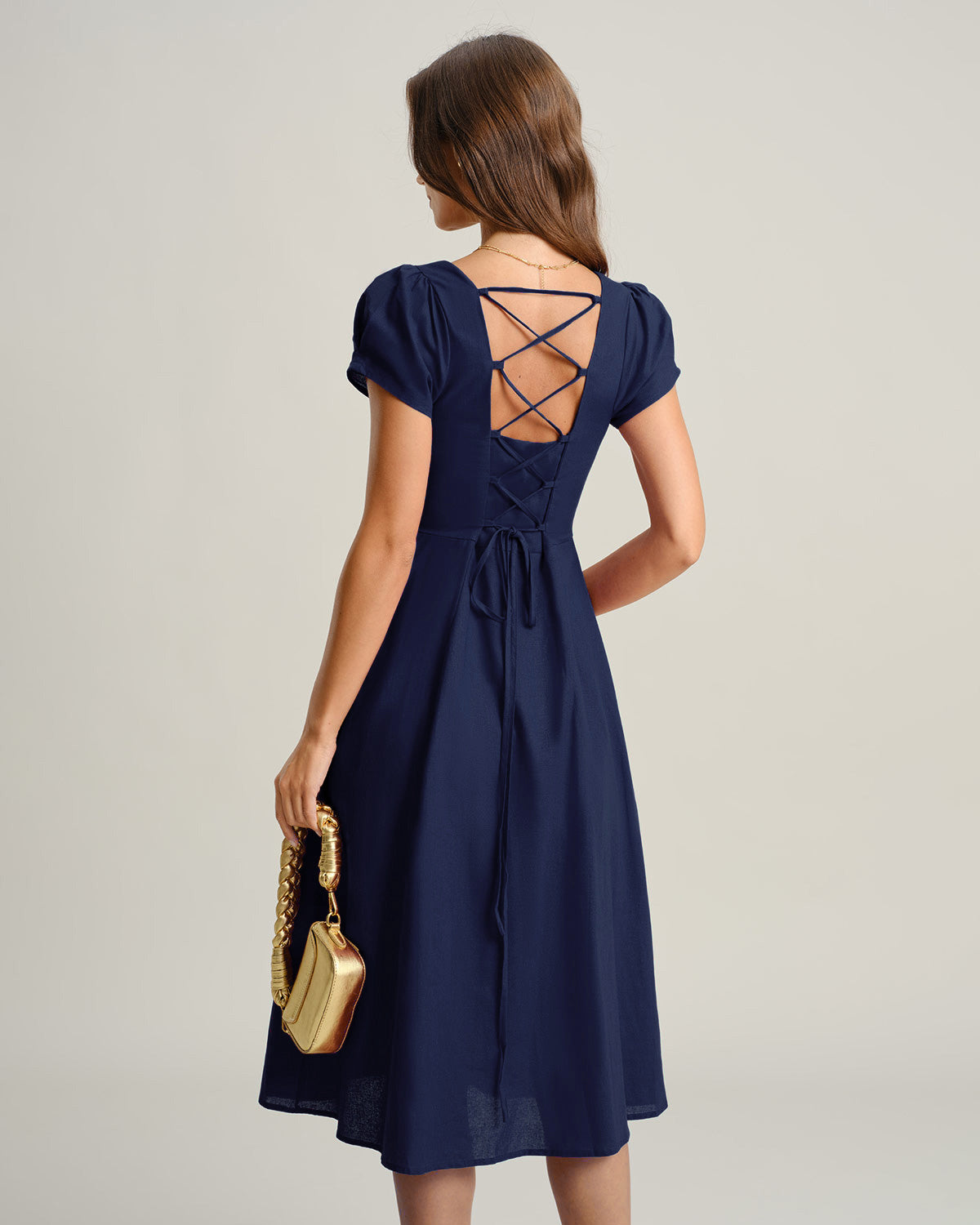 Vestido midi evasê marinho com decote quadrado e mangas curtas