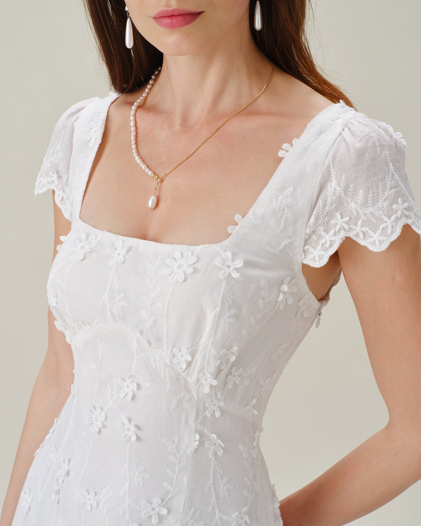 Vestido midi branco com decote quadrado e bordado