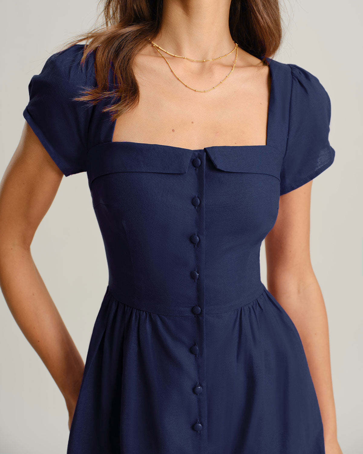 Vestido midi evasê marinho com decote quadrado e mangas curtas