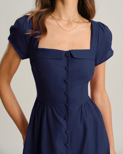 Vestido midi evasê marinho com decote quadrado e mangas curtas