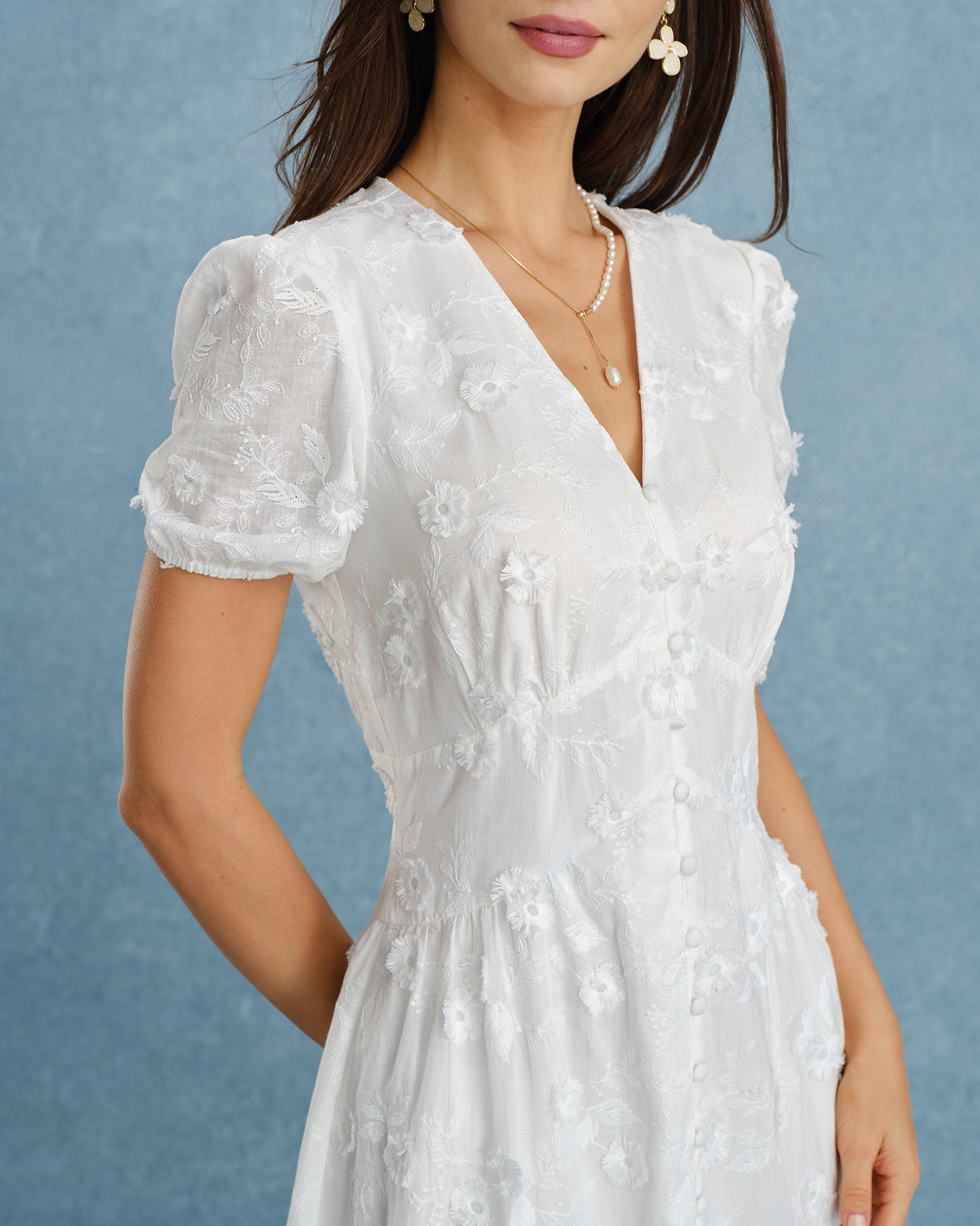 Vestido midi branco com mangas bufantes e bordados