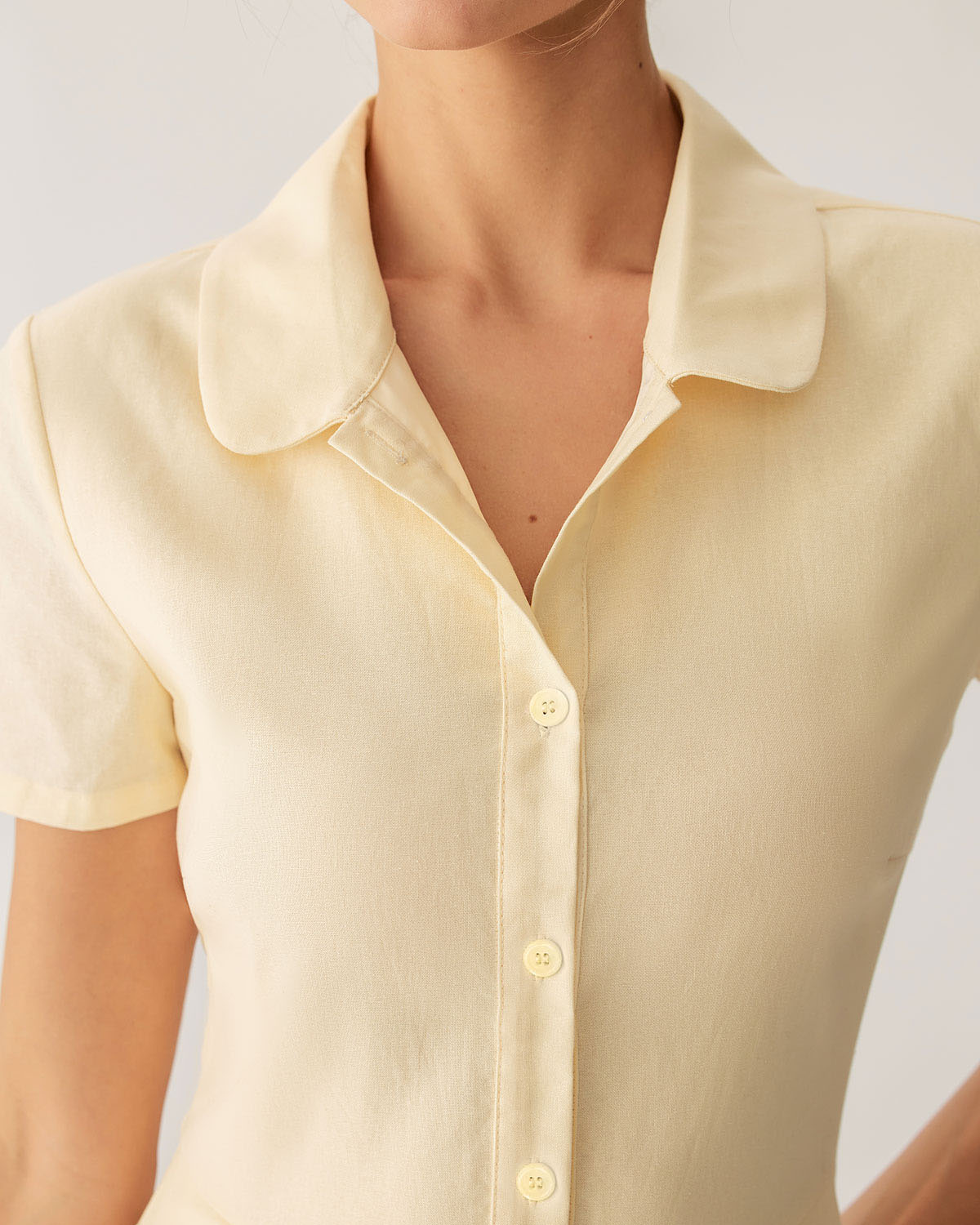 Vestido midi amarelo com botões e mangas curtas