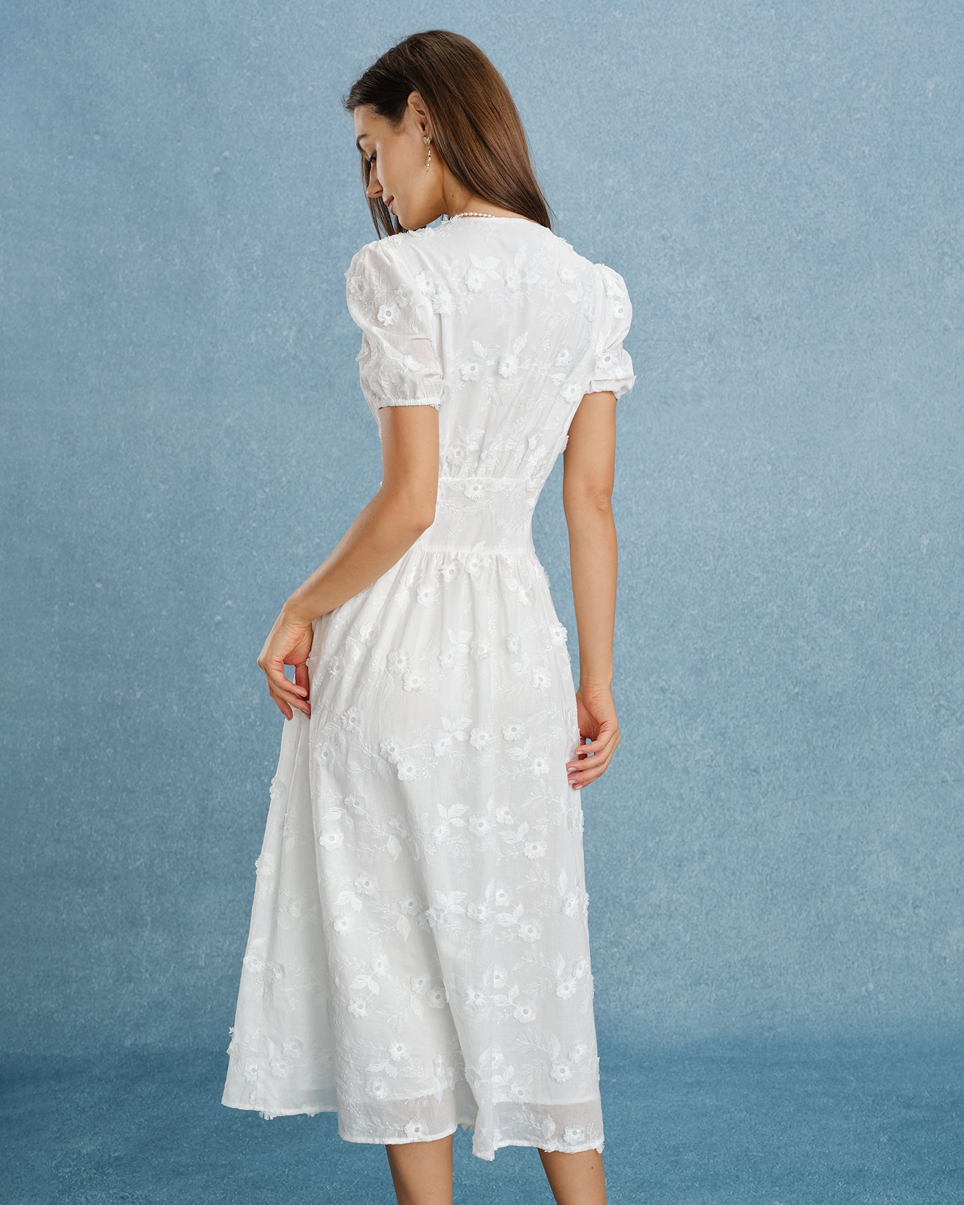 Vestido midi branco com mangas bufantes e bordados