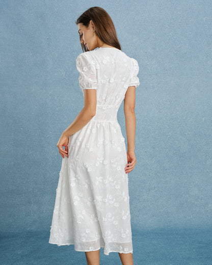 Vestido midi branco com mangas bufantes e bordados