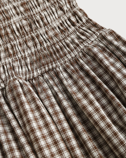 Vestido midi xadrez café com corpo franzido e mangas bufantes
