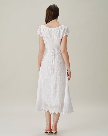 Vestido midi branco com decote quadrado e bordado